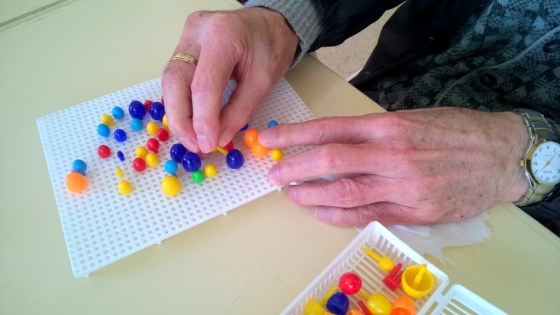 LABORTERAPIA Y ALZHEIMER: MUCHO MÁS QUE HACER MANUALIDADES  